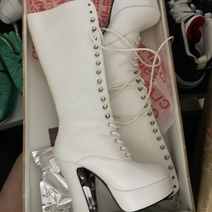 Classified boots size 5 1/2